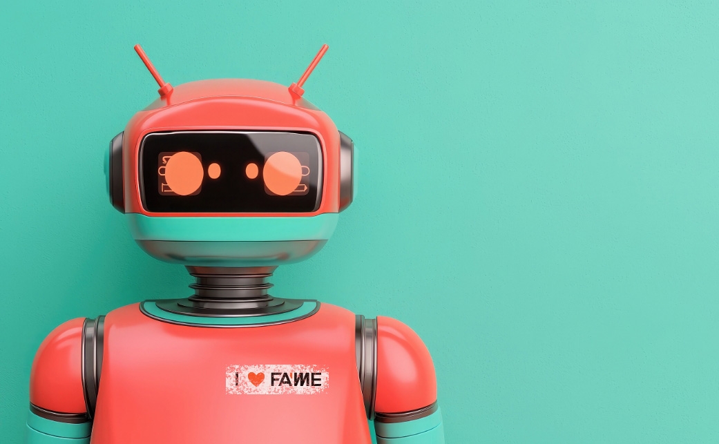 Ein bunter Retro-Roboter mit einem Aufkleber „I ♥ Fame“ auf der Brust, vor einem mintgrünen Hintergrund.