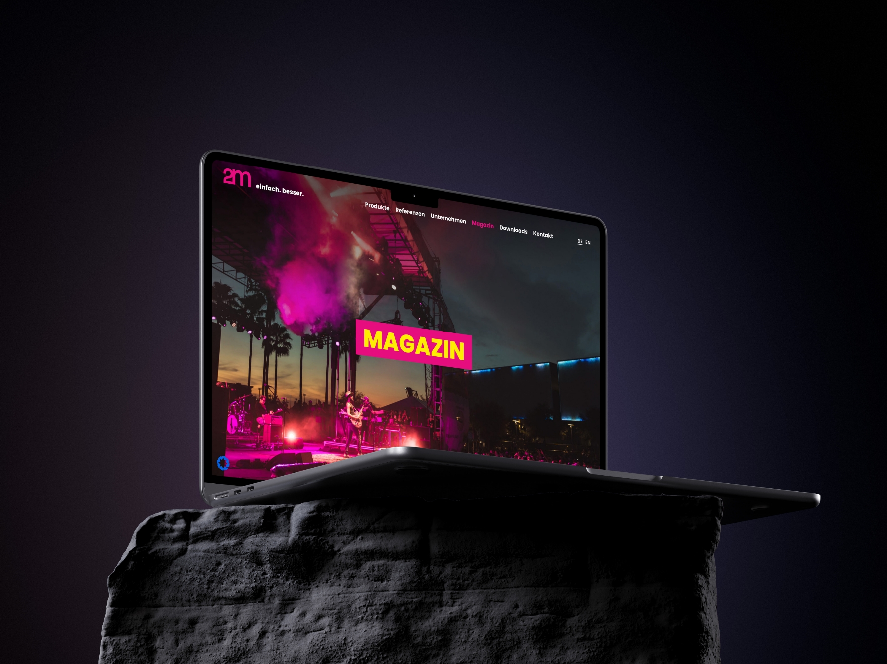 Fame-projects: Laptop zeigt digitale Magazin-Seite mit Bühnenbild bei Nacht.